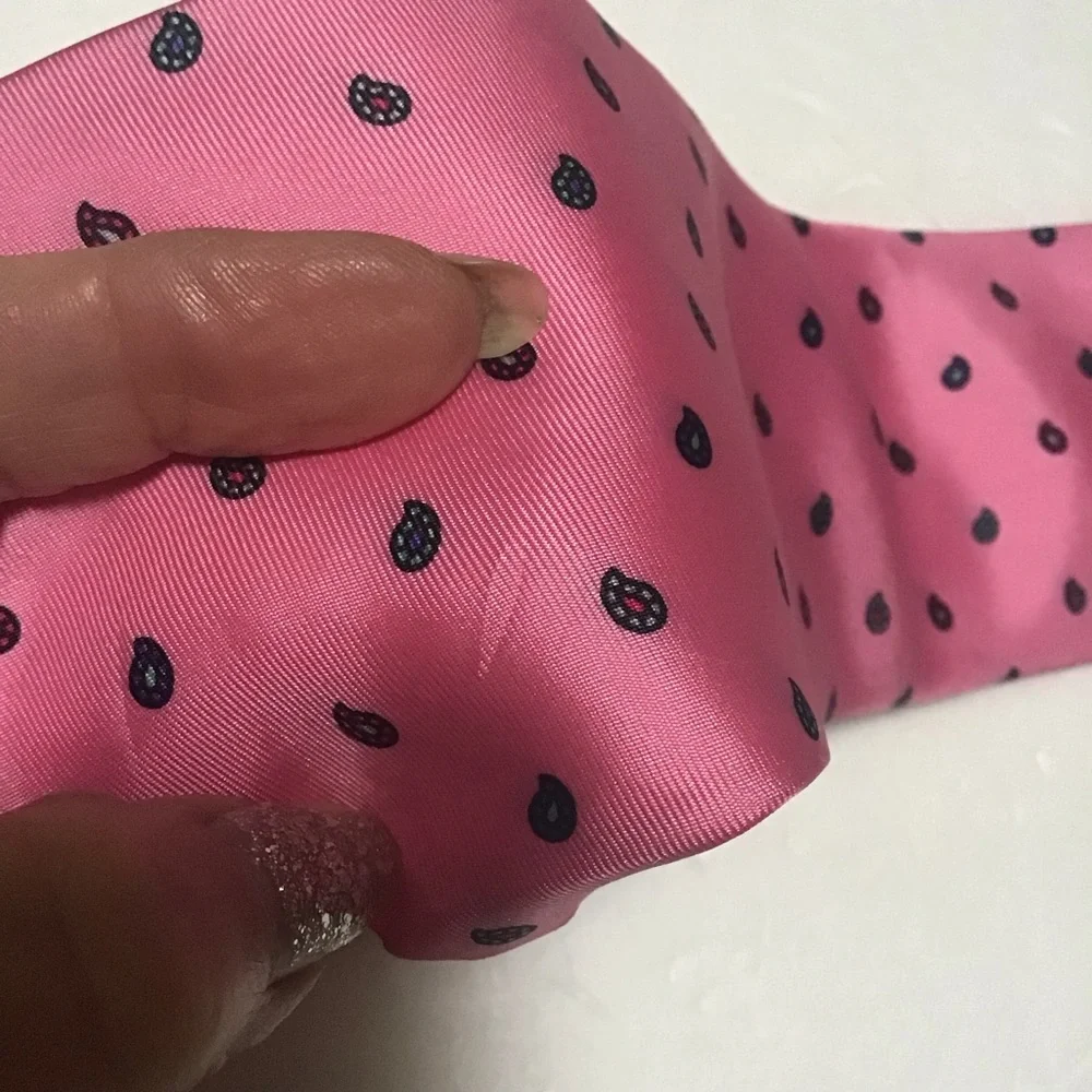 Coulours by Alexander Julian 100% Silk Bubblegum Pink Paisley Men’s Neck Tie‎